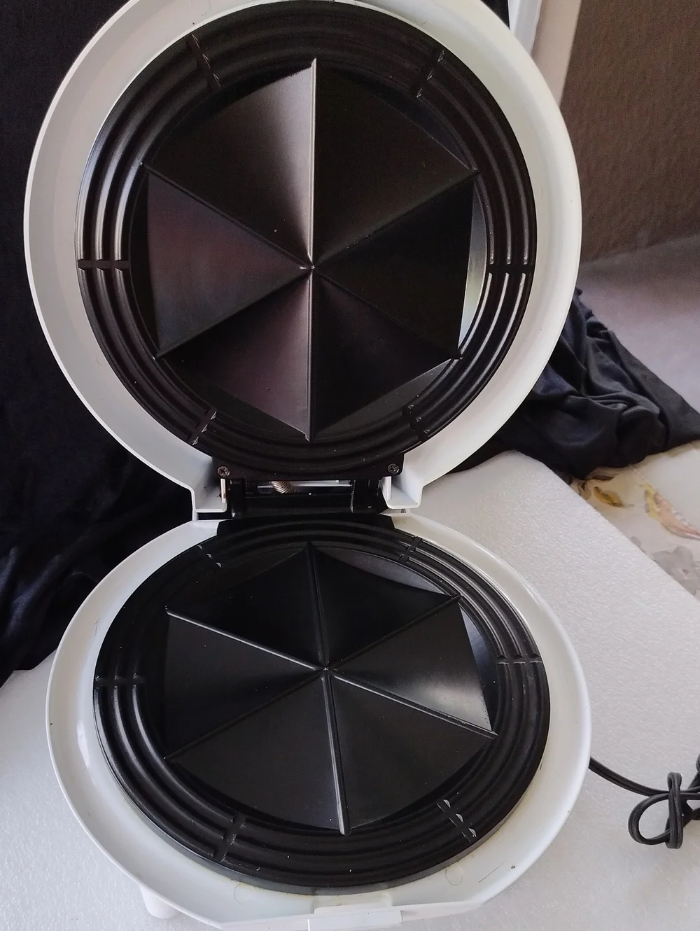 white Salton Santa Fe Quesadilla Maker Vintage